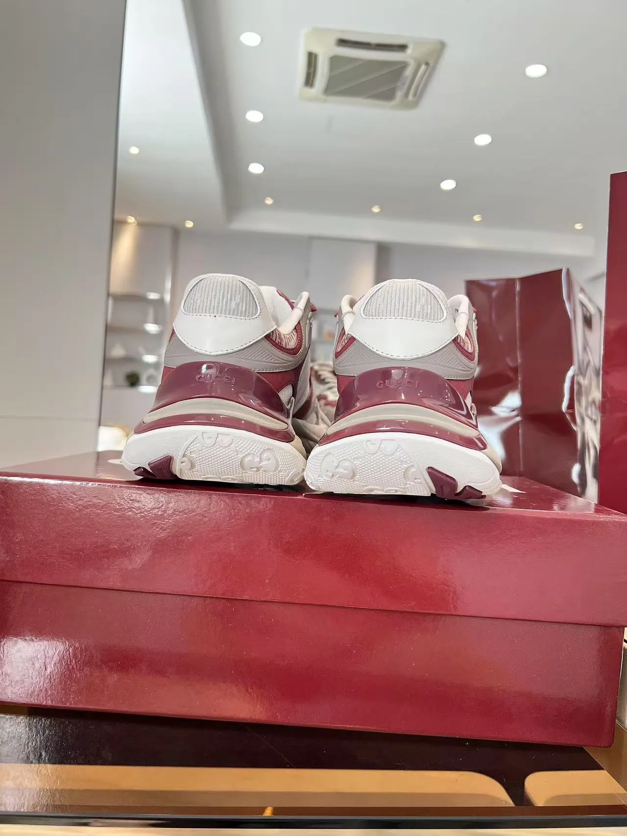 [G Home] P: 900💰 Couple style, size 35-41 for women, 39-46 for men, (Customized for women 41.46) 2025 Gucci Couple Series 2.0 sports shoes are made with heavy investment❤️‍🔥❤️‍🔥❤️‍🔥Renewed interpretation of the brand's iconic striped webbing elements😍😍When retro genes collide with futuristic design🎊🎊This new pair of Gucci shoes directly reaches the trend threshold💥 ✔️Color combination of caron contrast + classic stripes, GG reflective piping, visual impact, and comes with a high-light filter for street use ✔️ The structure is multi-layered with different materials, mesh is breathable, leather is shaped, and the outsole is a combination of EVA foam and TPU 😍😍😍Fashion and practicality are both online ✔️ Detailed double G midsole + iconic double G lock shoelaces, retro DNA is crazy and restless, and every step is based on the trendy aesthetic ❤️❤️❤️
